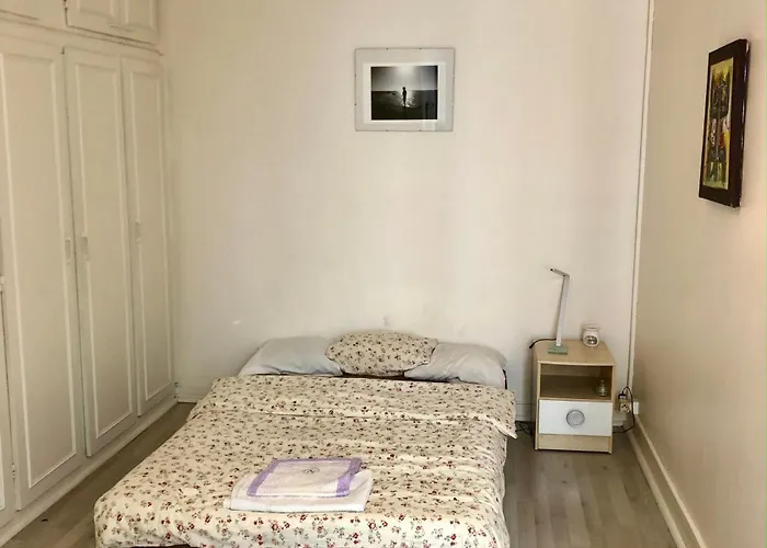 Cute And Quiet In Montmartre Apartment Paris